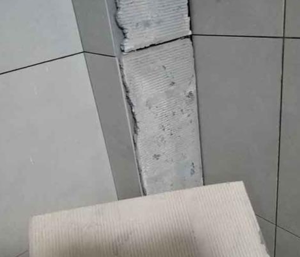 大悟瓷砖空鼓维修公司分享下厨房瓷砖脱落的补救措施。